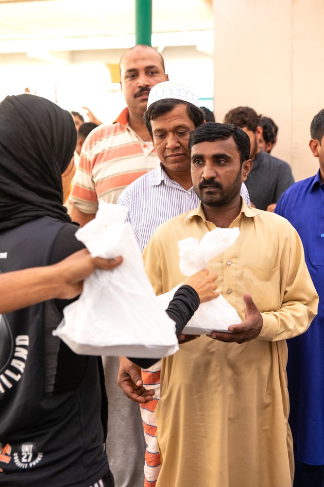 Dubai,,Uae, ,May,18,,2018:,Volunteers,Distributing,Food,Packages