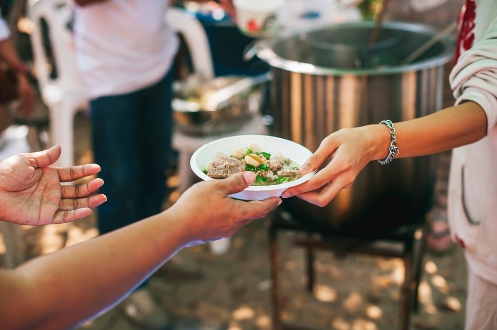 Volunteers,Are,Giving,Free,Food,To,Help,The,Hungry,Poor