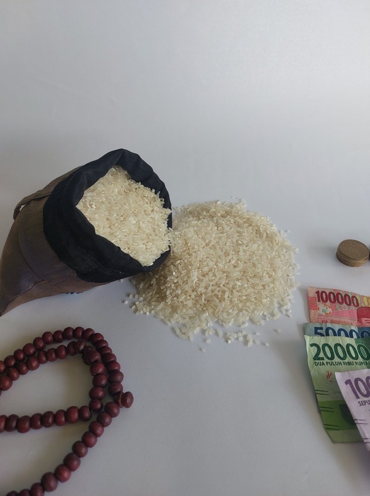 Zakat,Donation,For,Muslim,During,Ramadan,,Rice,And,Money,,Open