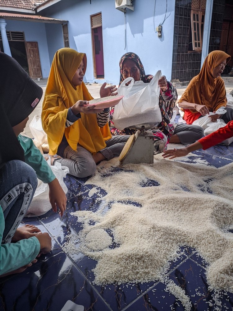 Sukoharjo,indonesia, ,April,10,2024,Zakat,Fitrah,Officers,Are,Weighing,And