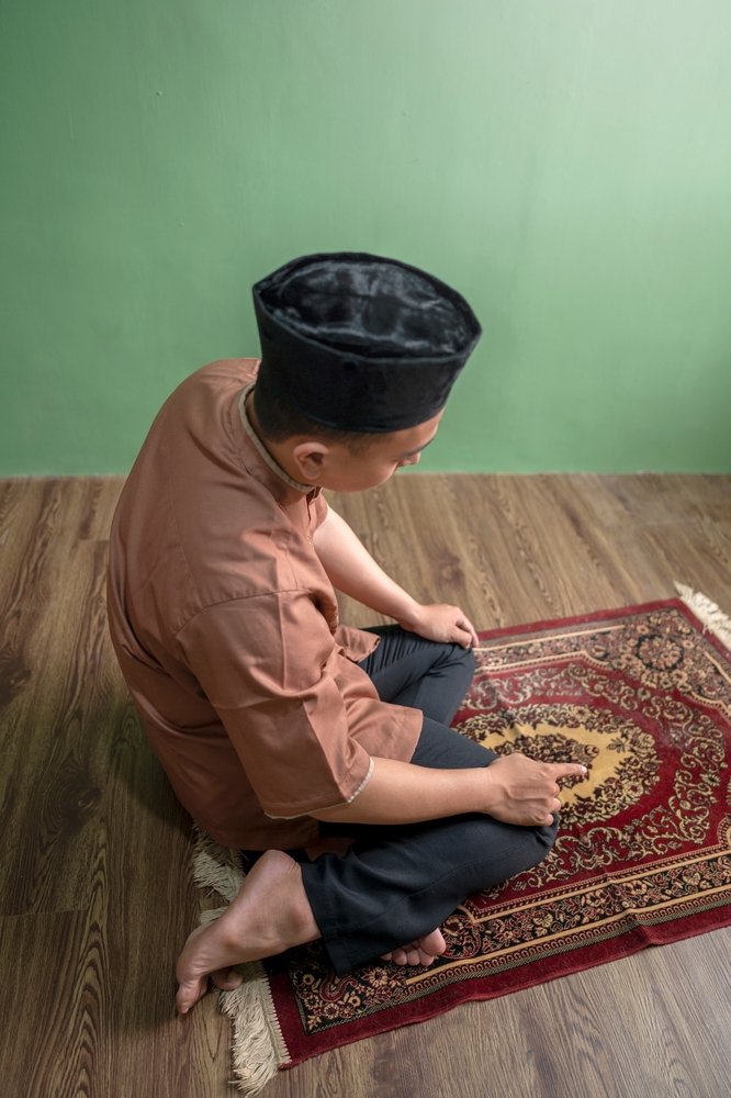 Portrait,Of,An,Indonesian,Muslim,Man,Praying,(salat),At,Home.
