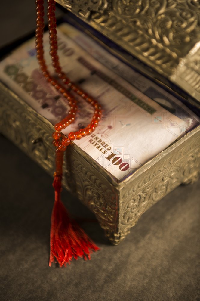 Muslim,Prayer,Beads,And,Saudi,Currency,Notes,In,Vintage,Chest.